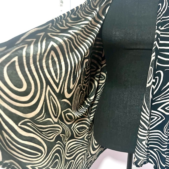 Chico's Travelers Black and Cream acetate Patterned Cardigan 3 - Picture 6 of 6